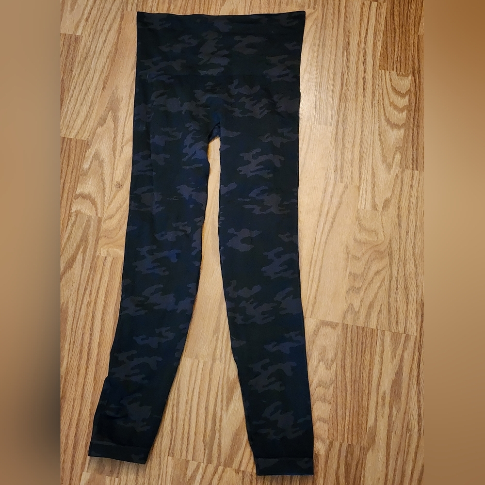 Spanx Seamless Shaping Black Camo leggings. EUC. Women's large.
